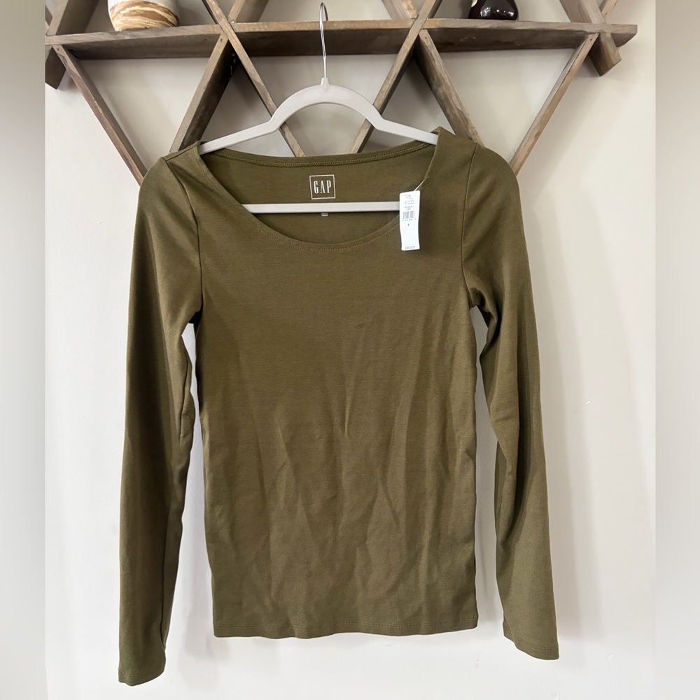 GAP Olive Green Long Sleeve Scoop Neck Modern T-shirt. NWT. Size small.